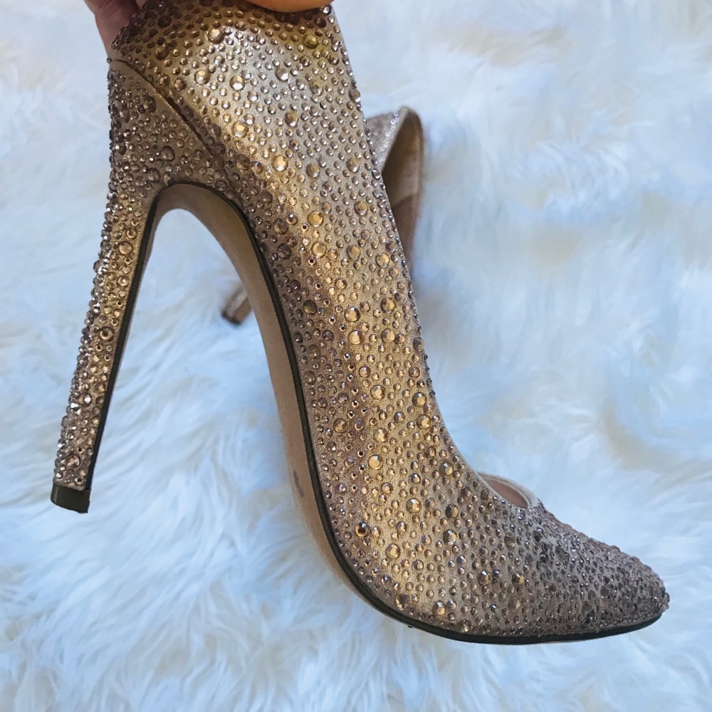 Gorgeous sparkling 4-inch heels in rose gold color